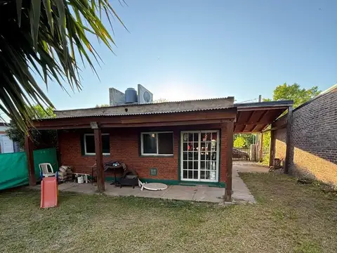 VENTA CASA DOS DORMITORIOS EN CAVOUR.-