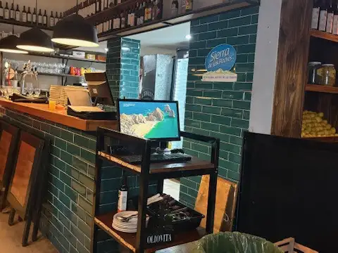 Excelente Esquina. 200m2. Apto rubro gastronómico. Impecable. Oficina.