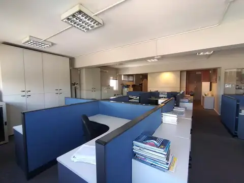 Alquiler de oficina en piso alto con vista abierta - Microcentro