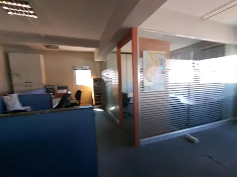 Alquiler de oficina en piso alto con vista abierta - Microcentro