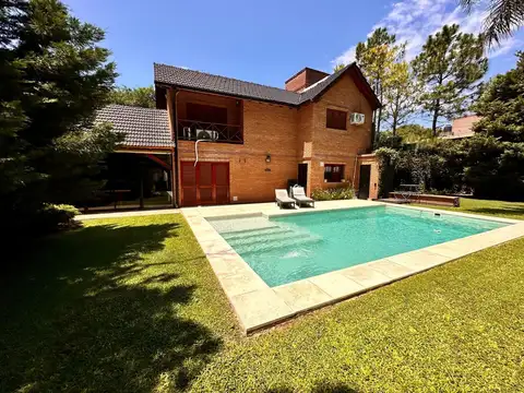 Casa 7 ambientes con 2 baños