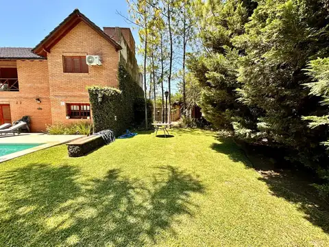 Av Pellegrini 3400. Casa premium con piscina