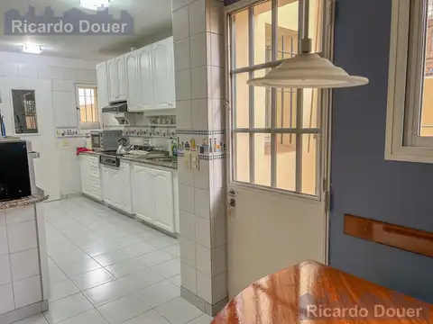 Casa 7 ambientes con 2 baños