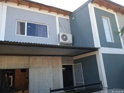 VENTA  DUPLEX 3 DORM   TALLER/DEPOSITO EN  LA DOLFINA