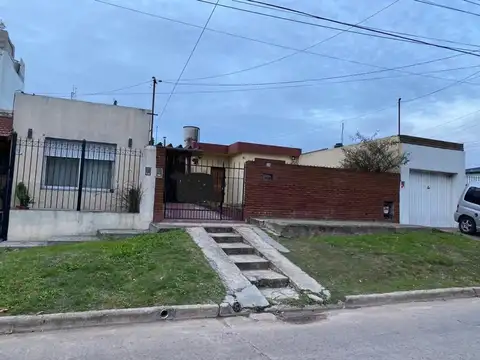 BUENA CASA 3 AMB EN LOTE PROPIO 8.66 X 18.30, ENTRADA VARIOS AUTOS