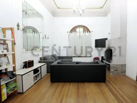 CASA EN VENTA 7 AMBIENTES, 4 HABITACIONES CON COCHERA, JARDÍN Y TERRAZA - FLORES NORTE