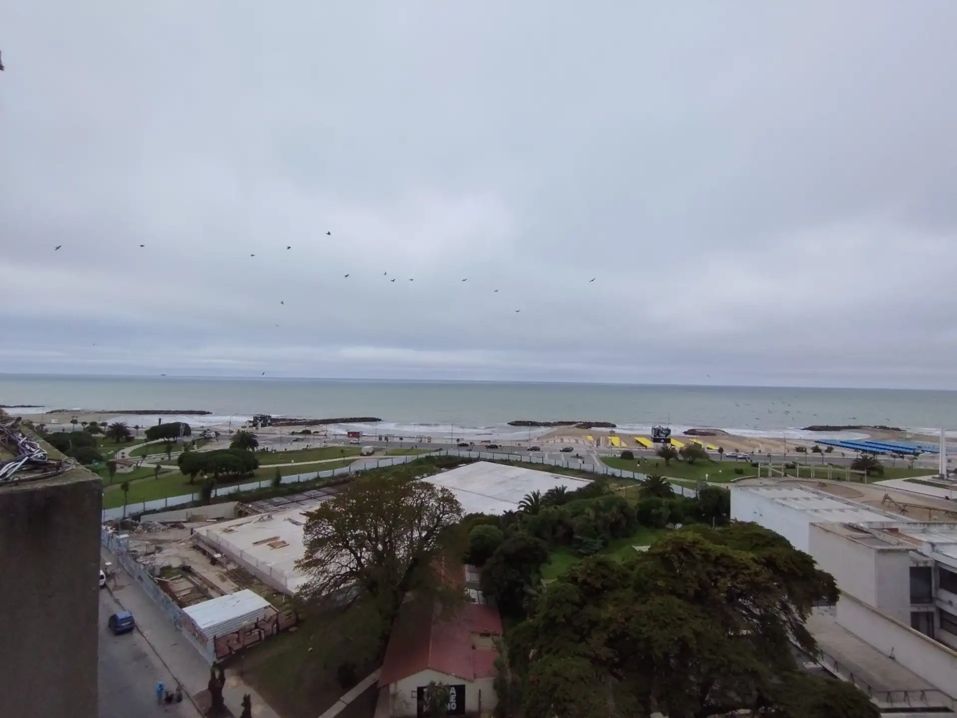 VENDO DEPARTAMENTO CON VISTA AL MAR TRES DORMITORIOS COCHERA DOBLE Y BAULERA