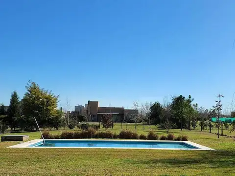 Casa en Alquiler con 3 cocheras
