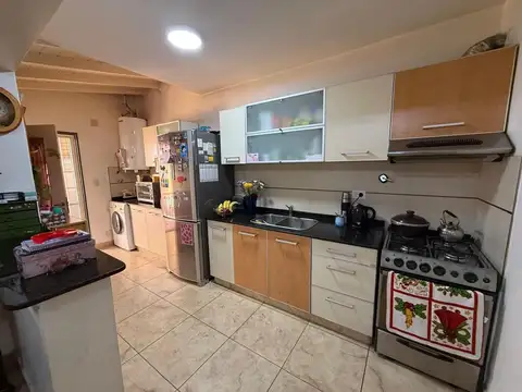 Casa 4 ambientes con 2 baños
