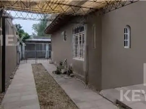 Casa en venta, dos dormitorios, cochera. Manuel Gonnet, La Plata