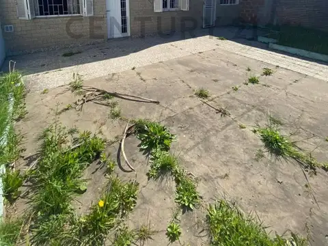 Venta de Casa a refaccionar de 3 ambientes en calle 28 entre las calles 78 y 79 .