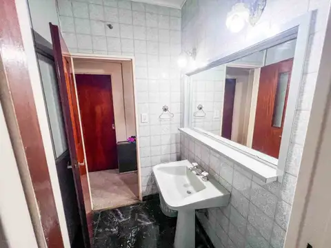 CASA 4 AMBIENTES CON JARDIN Y COCHERA