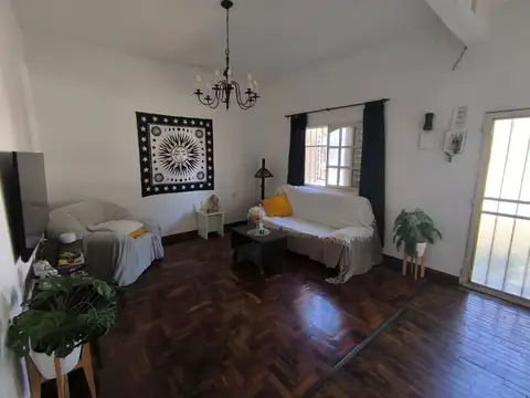 CASA  CON COCHERA Y JARDIN