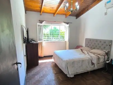 CASA  CON COCHERA Y JARDIN