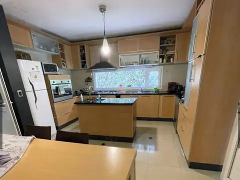 Casa 6 ambientes con 4 baños