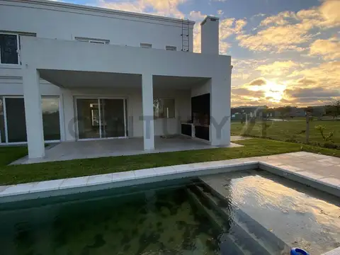 CASA CON PILETA PARQUIZADA