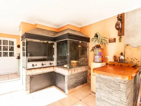 VENTA  CASA CON PISCINA+2 DPTOS+LOCAL LANUS CENTRO