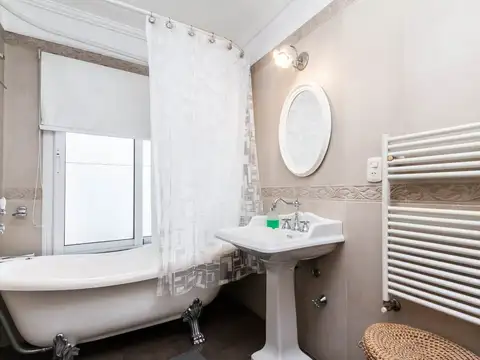 Casa 9 ambientes con 5 baños