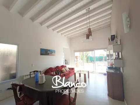 Casa 4 ambientes con 2 baños
