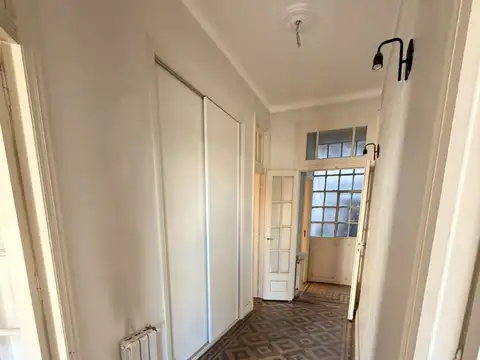 3 ambientes al frente con balcon frances , antiguo de estilo , muy luminoso