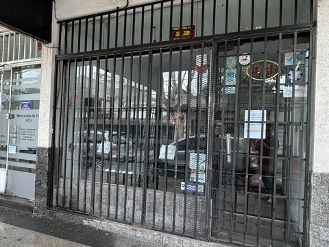 Local 37 metros cub. a 3 cuadras de estación Caseros y 20 metros de Av. San Martin