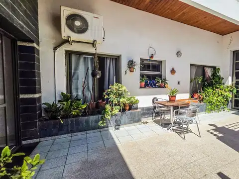 Casa 7 ambientes con 2 baños
