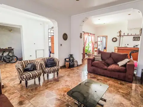 Casa en Venta con 3 cocheras
