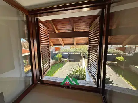 Casa en venta en Urca desocupada con 3 Dormitorios, Pileta y Triple Cochera