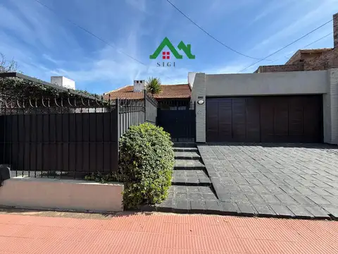 Casa en venta en Urca desocupada con 3 Dormitorios, Pileta y Triple Cochera
