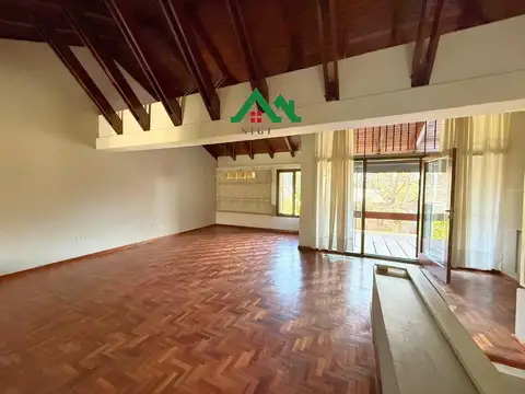 Casa en venta en Urca desocupada con 3 Dormitorios, Pileta y Triple Cochera