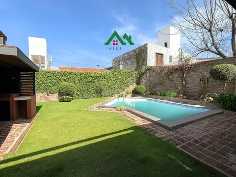 Casa en venta en Urca desocupada con 3 Dormitorios, Pileta y Triple Cochera