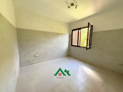 Casa en venta en Urca – 3 Dormitorios, Pileta y Triple Cochera