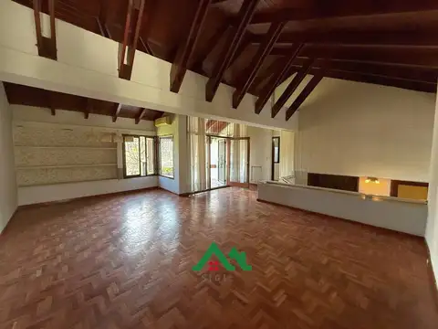 Casa en venta en Urca desocupada con 3 Dormitorios, Pileta y Triple Cochera