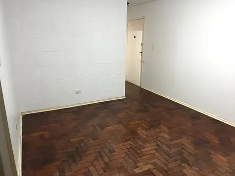 Departamento 2 ambientes en excelente estado. En Primero por escalera