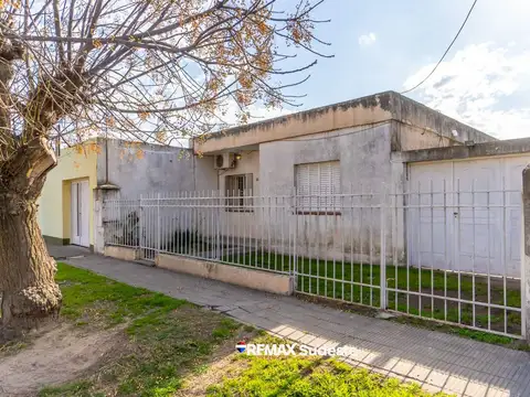 CASA 3 DORMITORIOS EN BARRIO LOS ALMENDROS