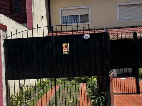 Triplex 4 ambientes con Cochera en Caseros centro
