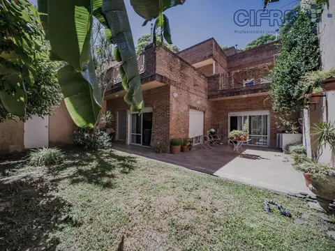 Casa 4 ambientes en 2 plantas con ascensor, jardin y cochera para 2 autos (lote 10x23)