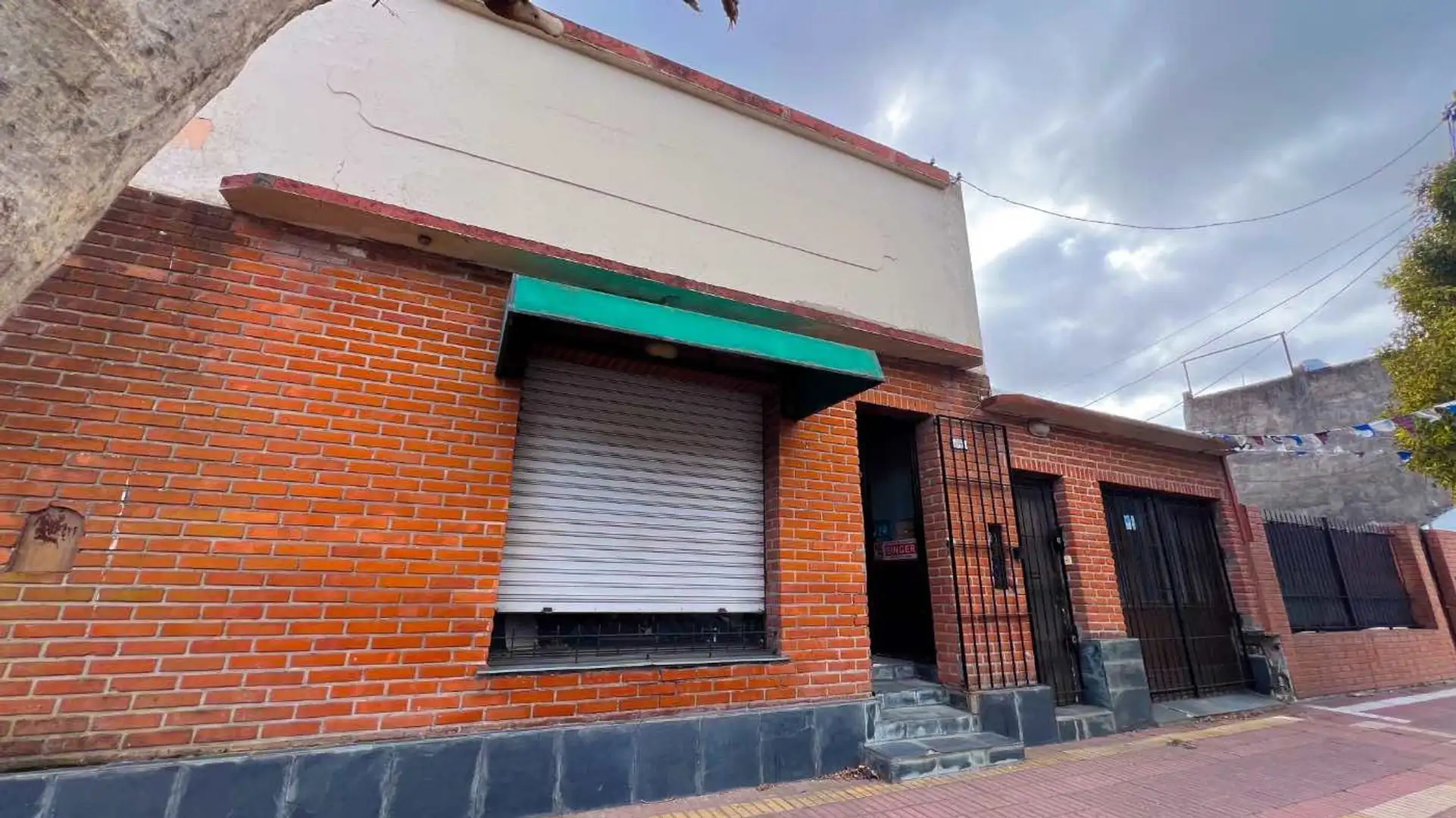 VENTA CASA CON LOCAL Y GARAGE A RECICLAR