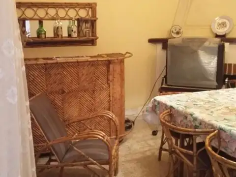 CASA - 2 DORMITORIOS - GARAJE - SOBRE LOTE DE 20 X 30 MTS.-  