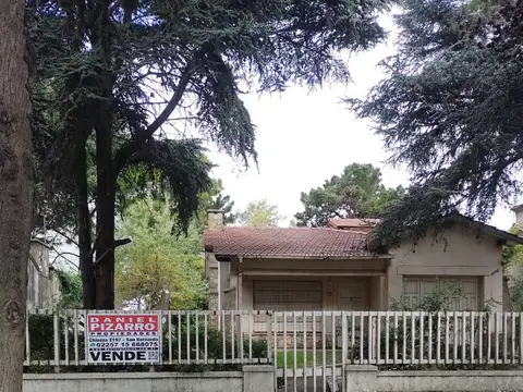 CASA - 2 DORMITORIOS - GARAJE - SOBRE LOTE DE 20 X 30 MTS.- !!