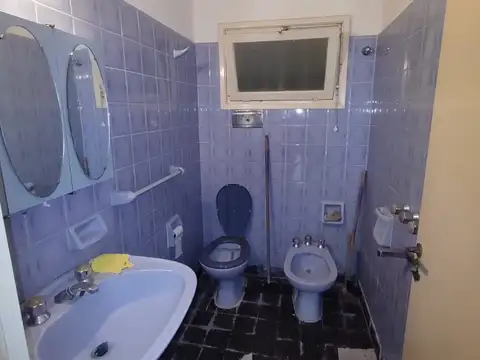 CASA - 2 DORMITORIOS - GARAJE - SOBRE LOTE DE 20 X 30 MTS.-  