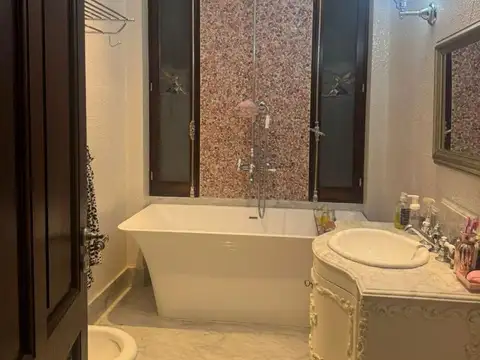 CASA 8 AMBIENTES EN VENTA EN ADROGUE