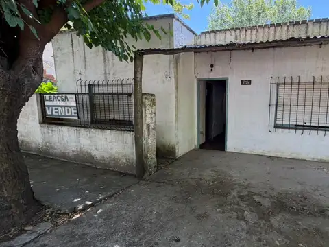 LOTE CON CONSTRUCIÓN A RECICLAR - PILAR - LA LONJA - Bº "MAGDALENA" - ASFLATO - CERCA DE RUTA 8 Y de ESCUELA PUBLICA