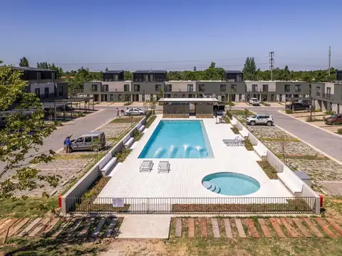 Casa en Alquiler con 2 cocheras