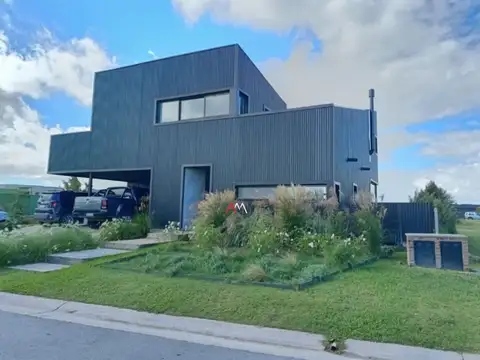 Casa en Venta con 3 cocheras