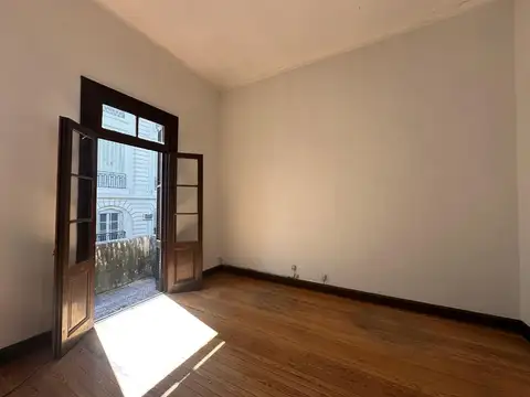 Entre Rios 400, Piso 1°