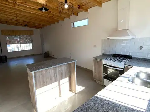 Depto Tipo Casa en Alquiler en Ituzaingo, $ 800.000
