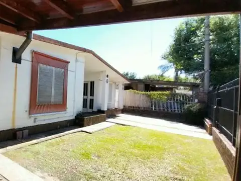 Casa en venta 3 dormitorios Parque Field. Cochera- patio - 2 baños.