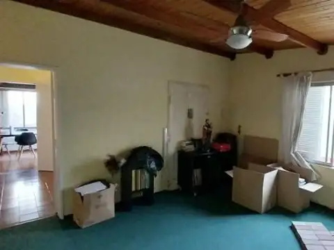 Casa en venta 3 dormitorios Parque Field. Cochera- patio - 2 baños.