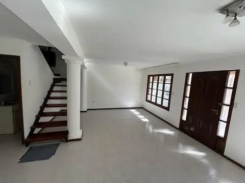 Casa en Alquiler Dalvian, 3 Dorm, 3 Baños, Bicochera, Jardín, Excelente Estado